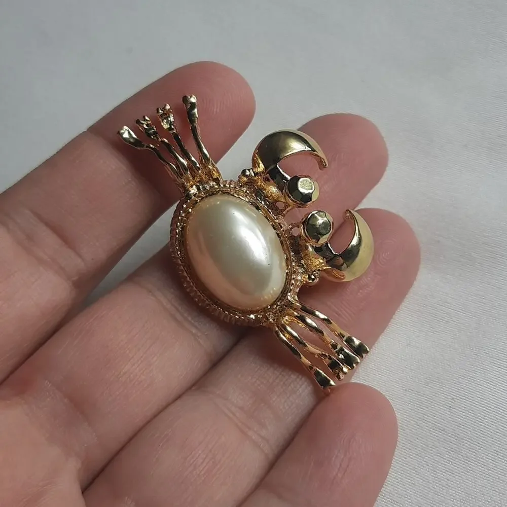 Gold & Pearlescent Crab Cancer Sign Brooch